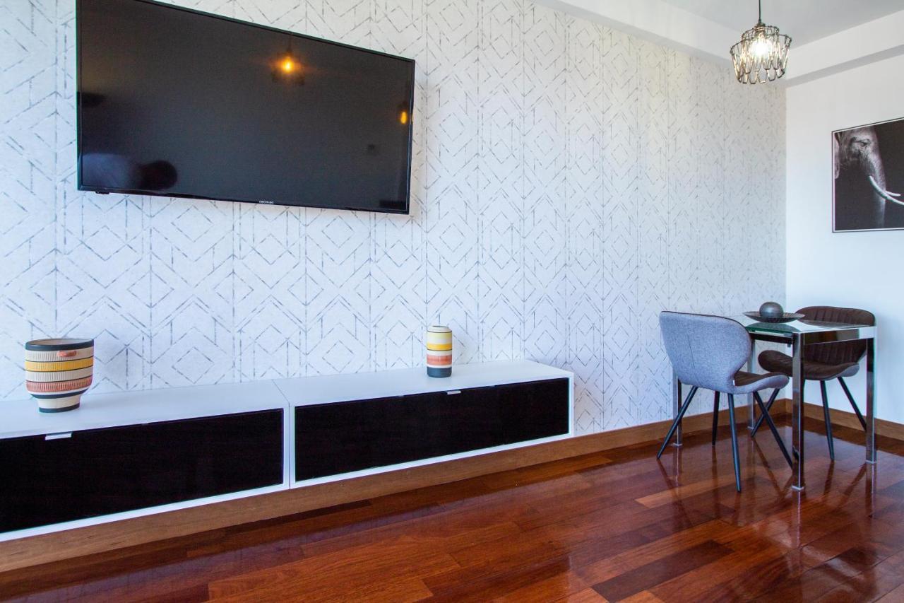 Apartamentos Castilla Luz Business Madrid Exterior photo
